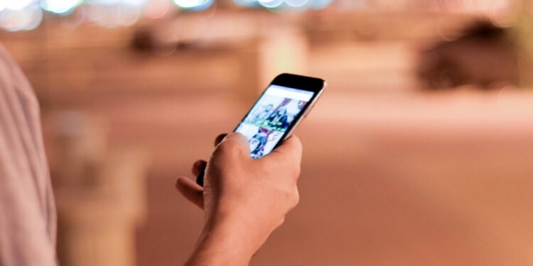 ஸ்க்ரோல் செய்துகொண்டே இருக்கிறீர்களா? விரைவில் வயதாகும் மூளை செல்கள்!